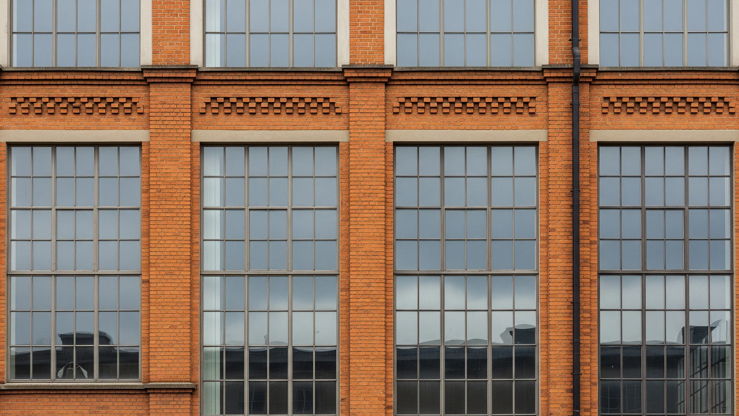 Produktion av köksluckor hos Sankt George med CNC-bearbetning, slipning och lackering i modern möbeltillverkning