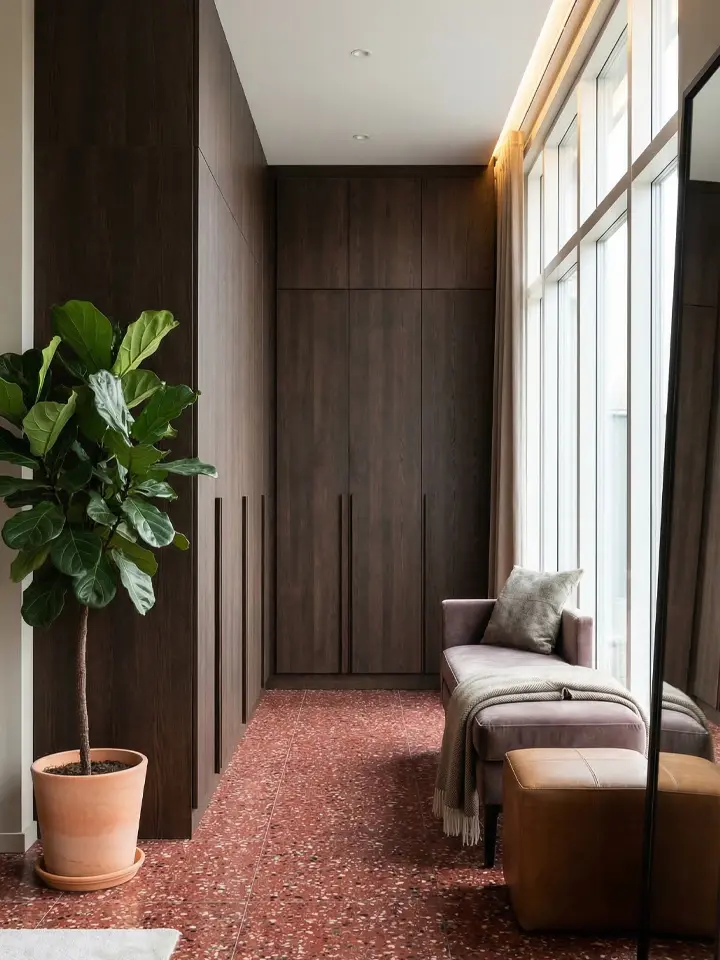 Kök i ljus ek med marmorbänkskiva och mässingsdetaljer