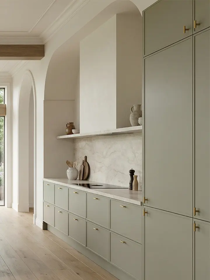 Kök med höga ramluckor i ljus kulör, köksö i mörk ek och marmorbänkskiva