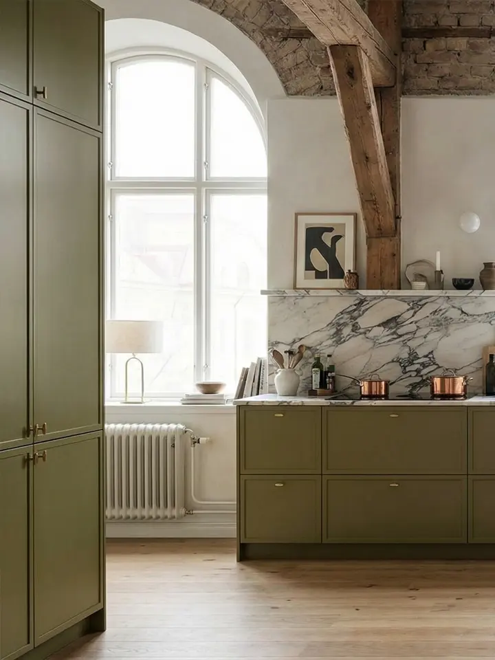 Kök i terrakottafärgad kulör med tegelgolv och klassiska fönster