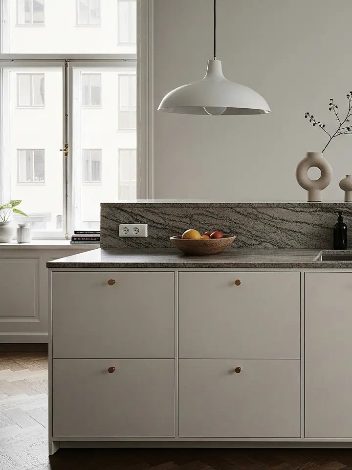 Shakerkök med distanslister – klassisk köksdesign med arkitektonisk känsla