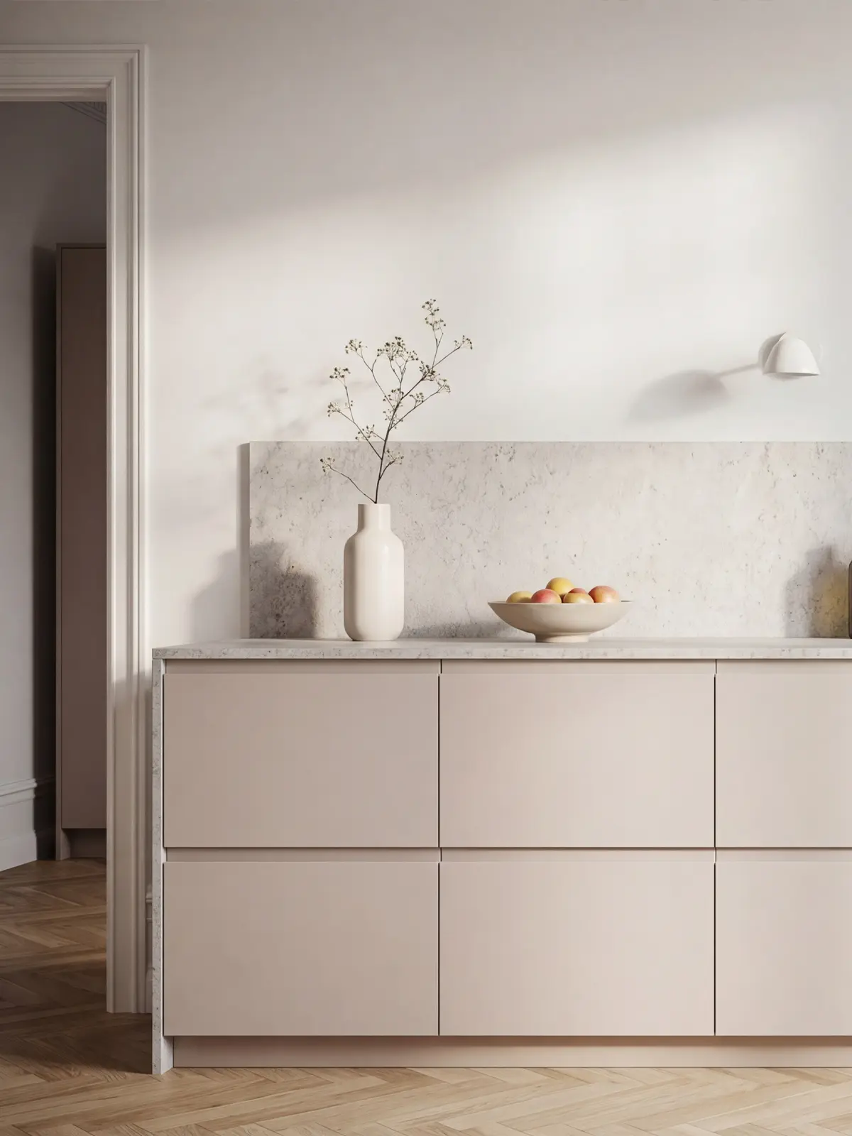 Detalj av kök med Flow köksluckor i S 1505-Y20R, ugn, stenskiva och minimalistisk inredning.