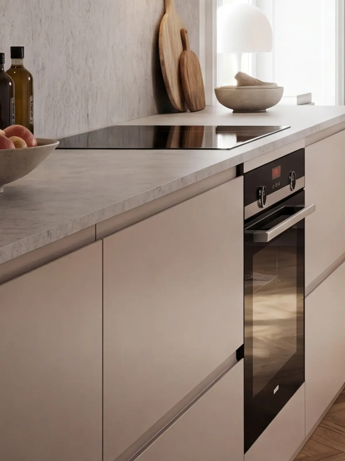 Flow köksluckor i S 1505-Y20R med ljus stenskiva, beige väggar och klassiska rumsdetaljer.