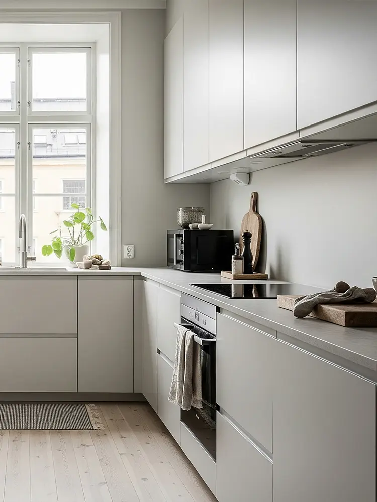 Flow köksluckor i ljus beige med trä, växter och nordisk inredning.