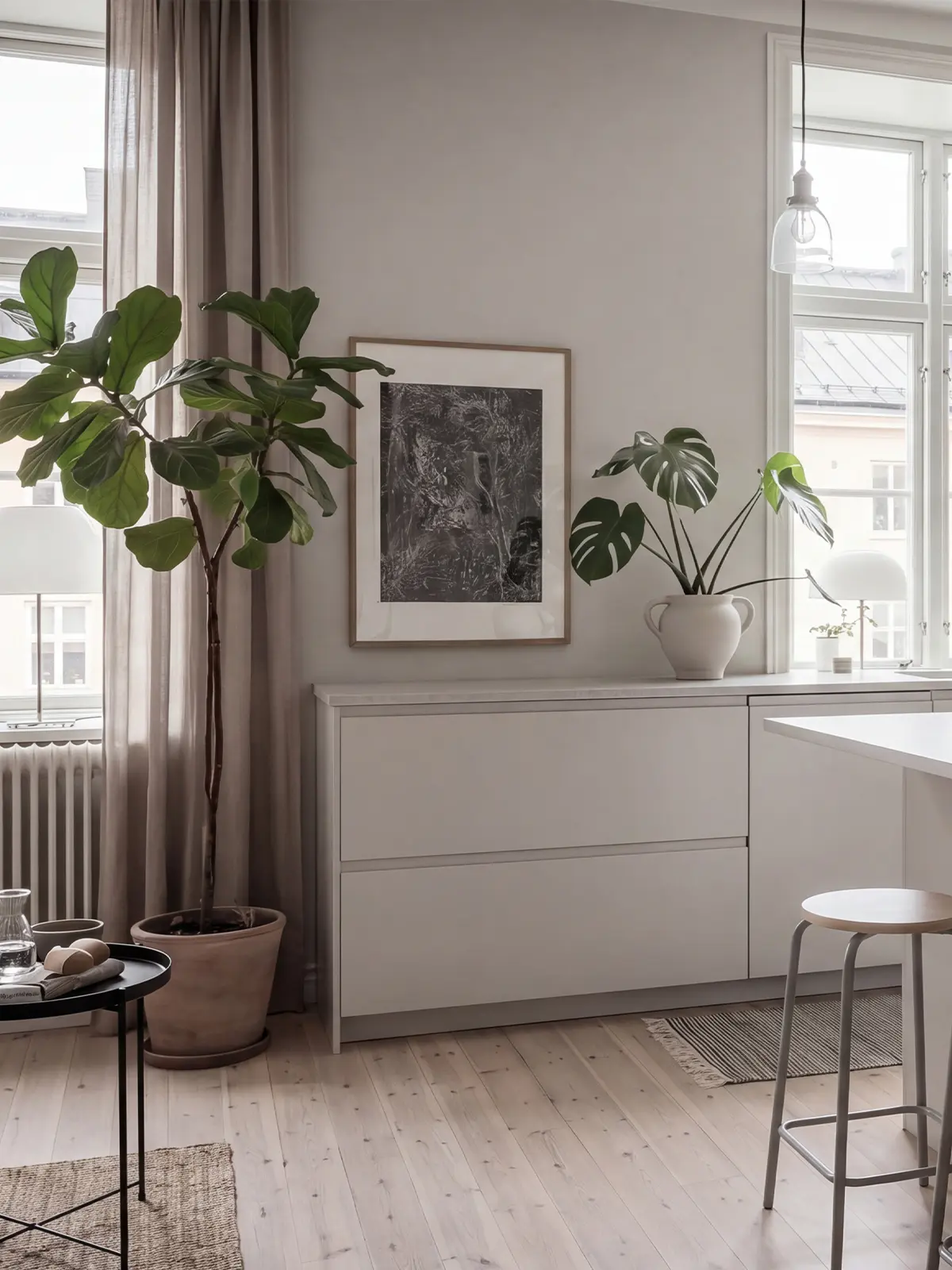 Detalj av Flow köksluckor i ljus beige med ljus bänkskiva, spishäll och minimalistiska detaljer.