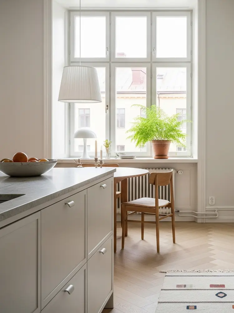 Frame luckor i varm greige med mässingsknopp