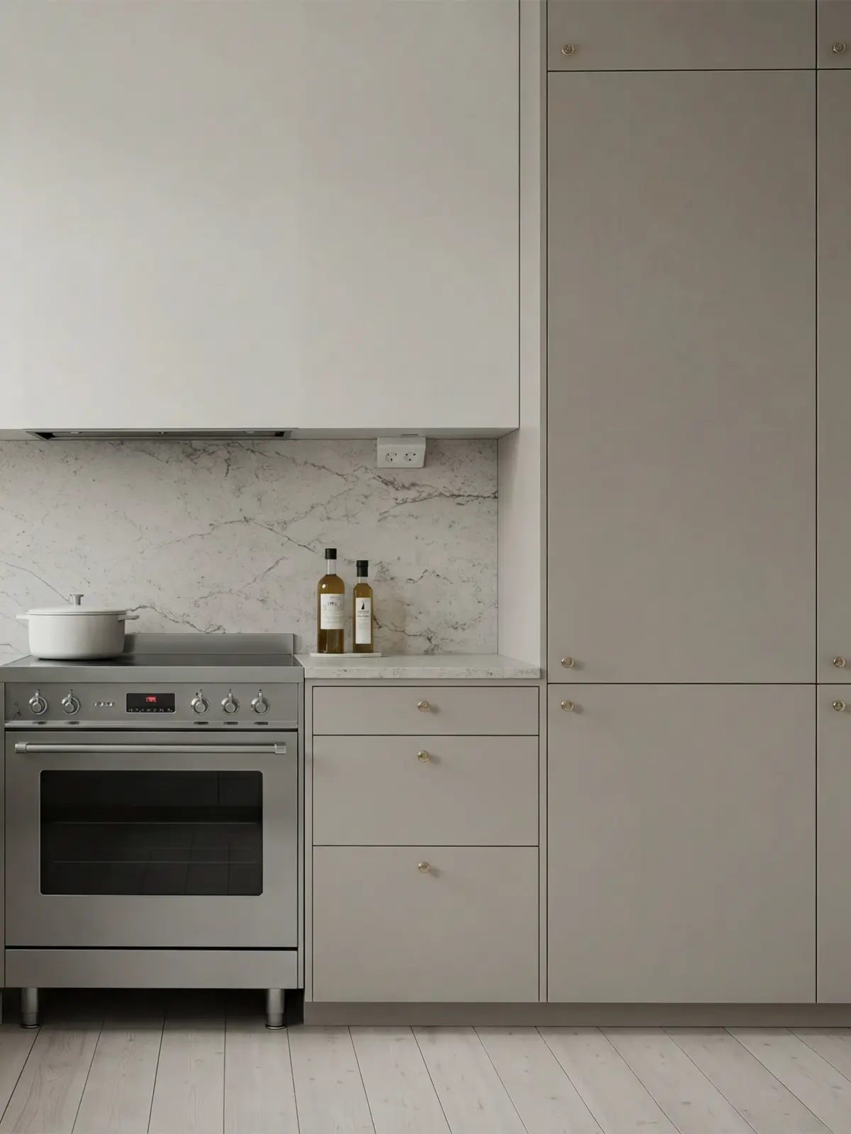 Matplats i ljust kök med Off Grey köksluckor i Pure, träbord och stoppade stolar i mjuka toner.