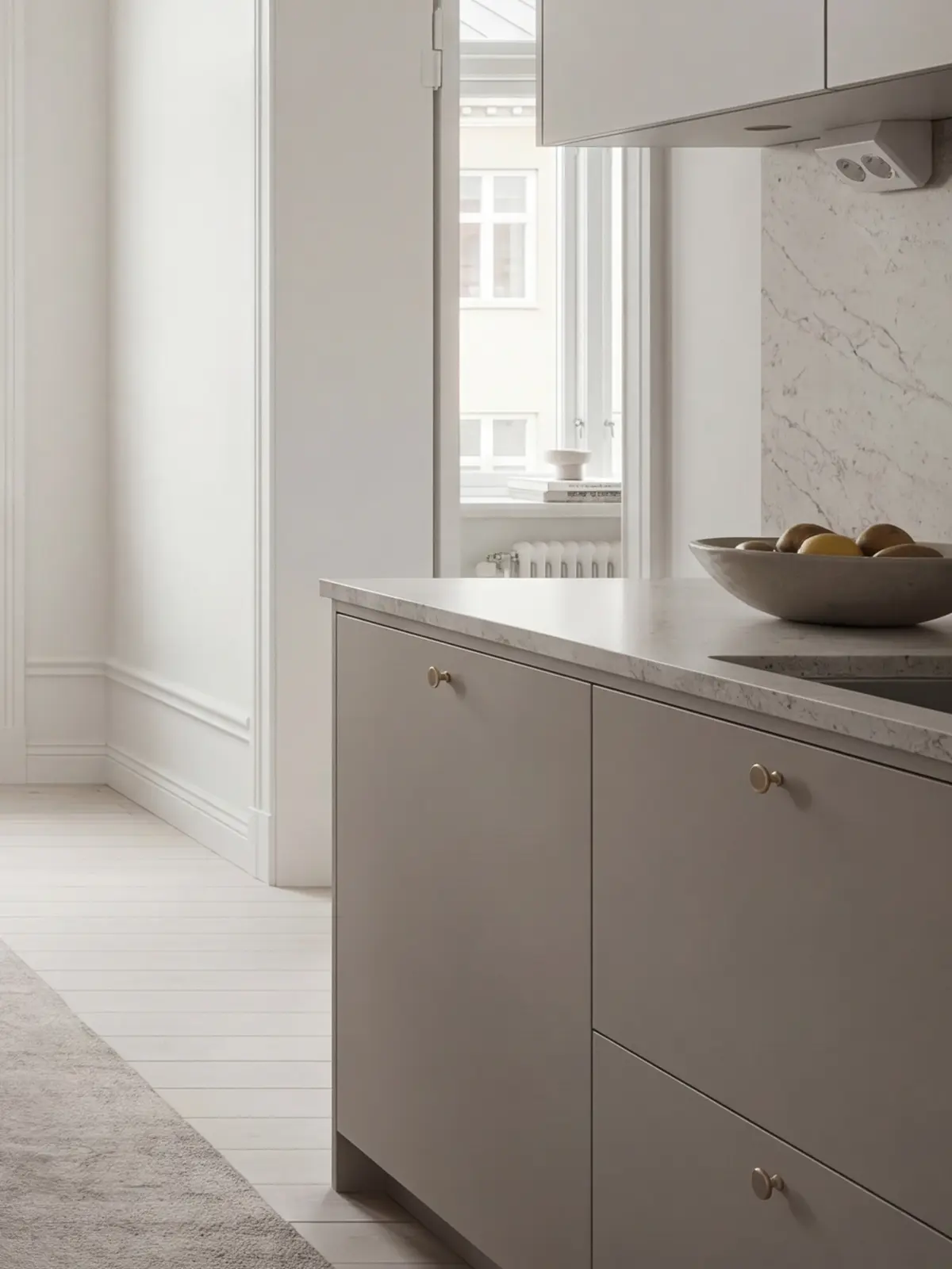 Diskbänk i kök med Off Grey köksluckor i Pure, dubbelho, ljus stenbänkskiva och fönster ovanför.