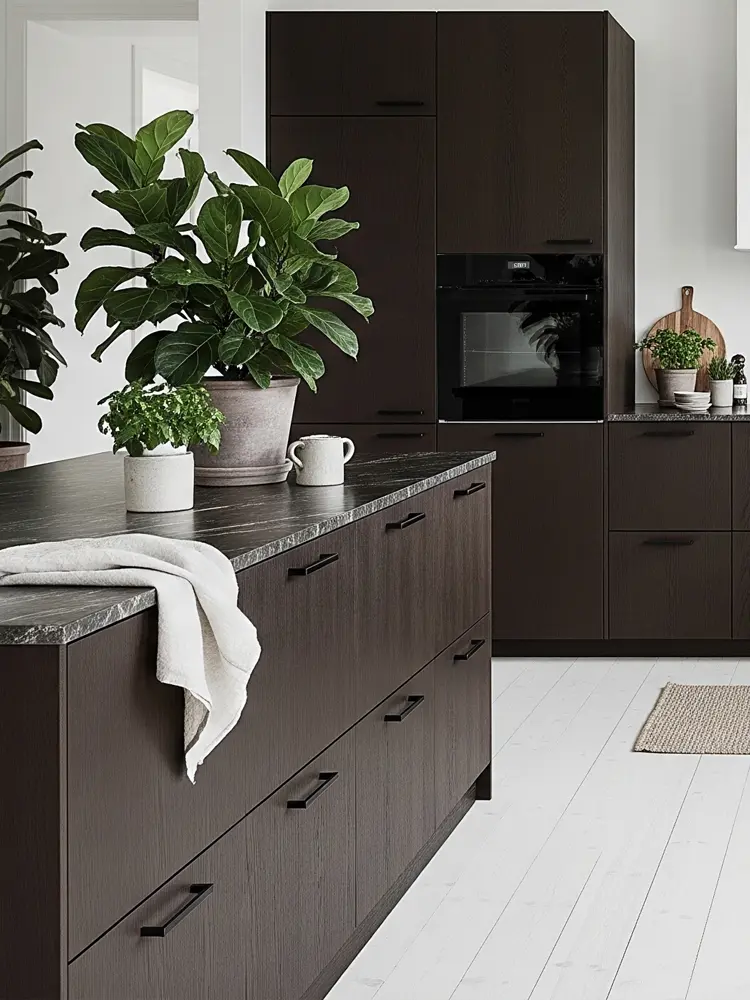 Smoked Oak luckor med varm, rökig ton i exklusivt kök